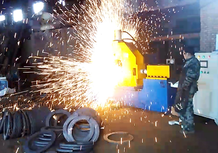 安嘉法蘭閃光對焊機(jī)華陽重工機(jī)械現(xiàn)場案例